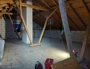 Zateplení stropu rodinného domu pomocí foukané izolace